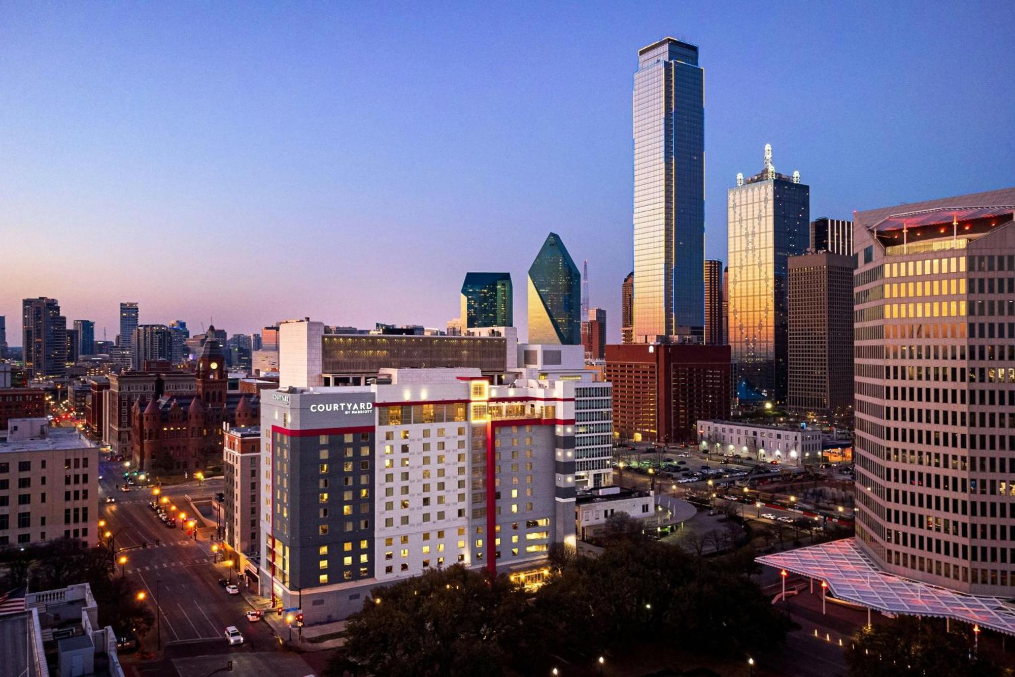 Courtyard By Marriott Dallas Downtown/Reunion District Bagian luar foto