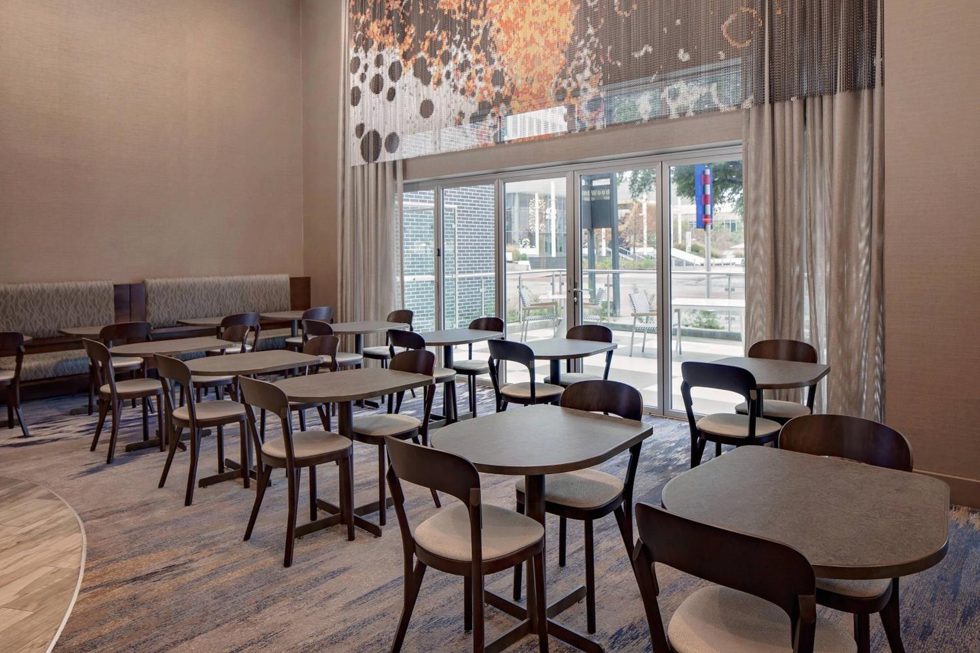 Courtyard By Marriott Dallas Downtown/Reunion District Bagian luar foto