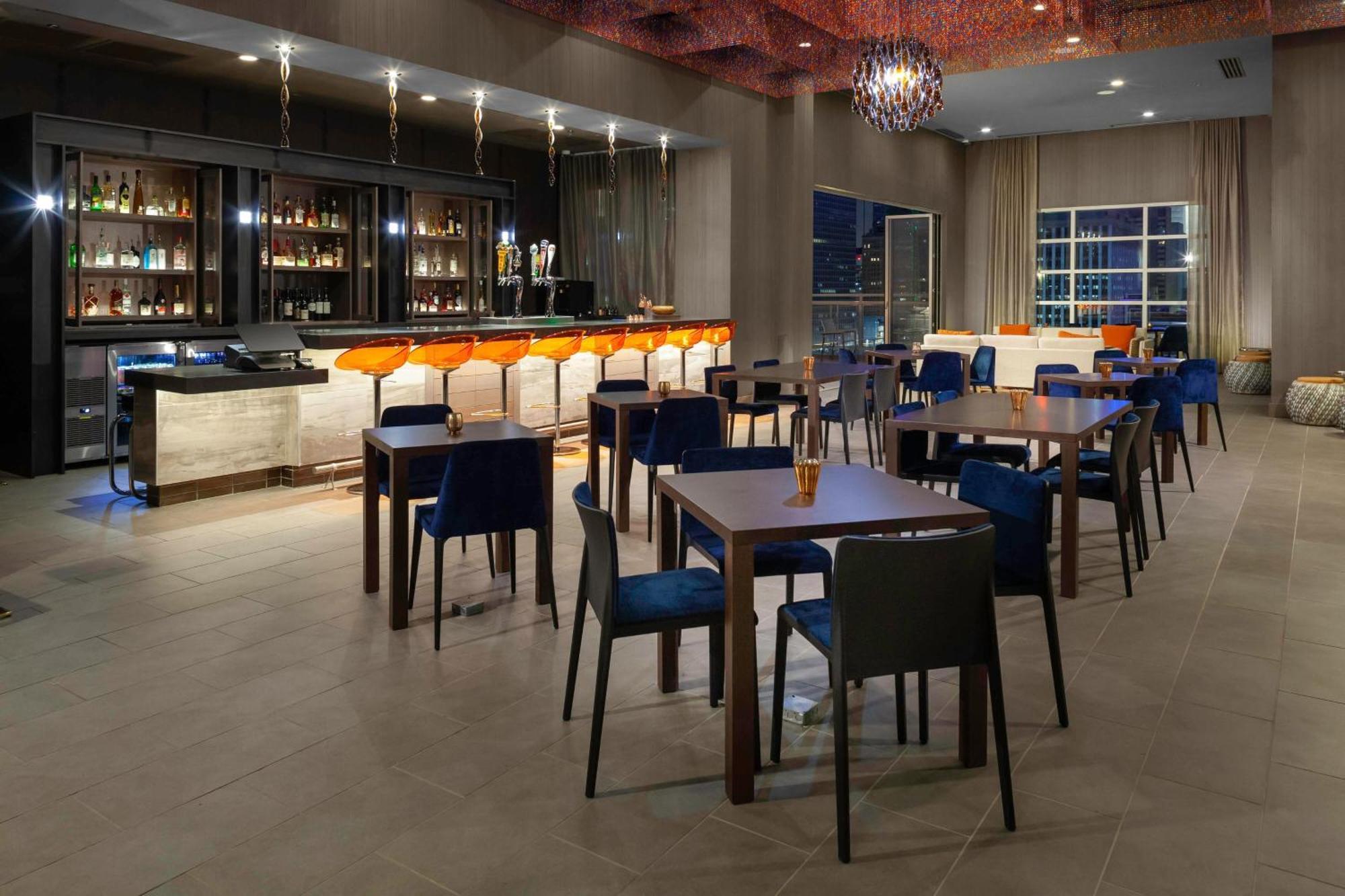 Courtyard By Marriott Dallas Downtown/Reunion District Bagian luar foto